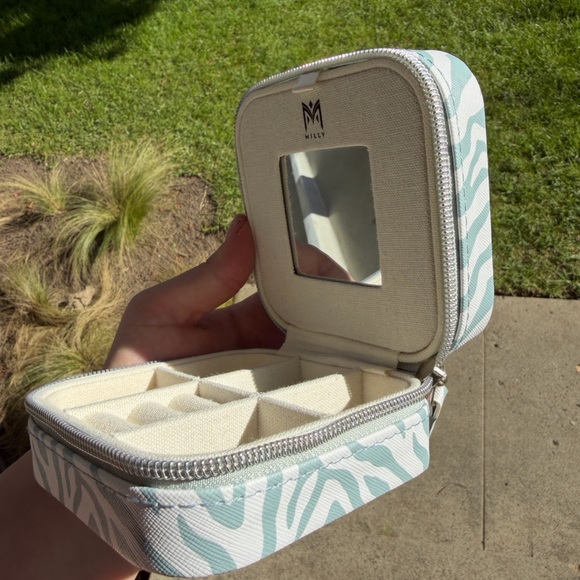 NWT Milly Blue and White Patterned Jewelry Case - Picture 5 of 6